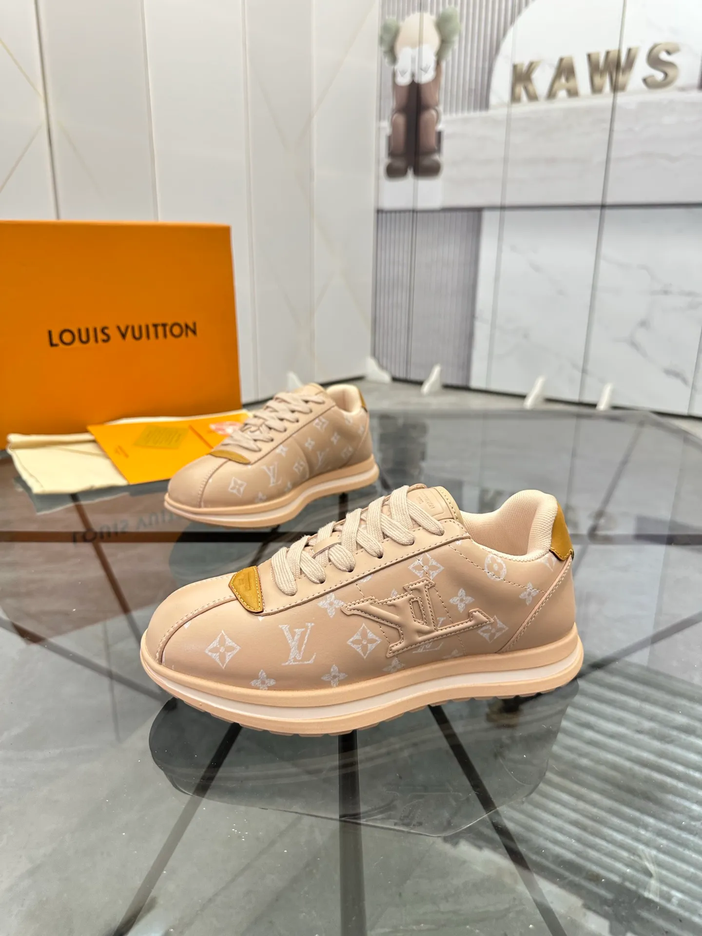 Men's shoes: 💰P700¥ Top quality Product trademark: LV* "Louis Vuitton*" low-top casual shoes Regular size: 35-45 (can be customized to 46) Couple style Product materials: Imported cowhide upper, breathable lining, original outsole. Number: two